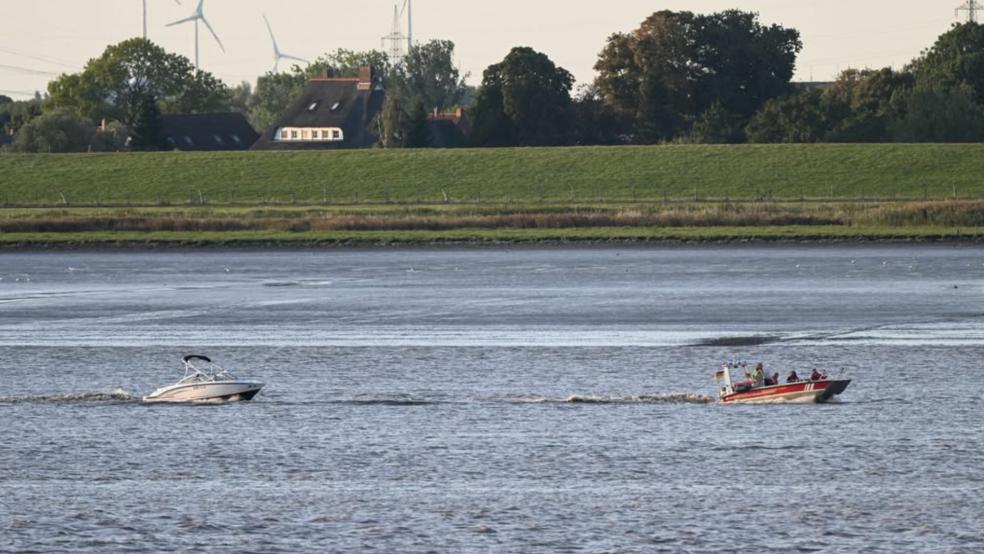 Das Sportboot wurde von der Feuerwehr zunächst zum Ditzumer Außenanleger gebracht. © Penning