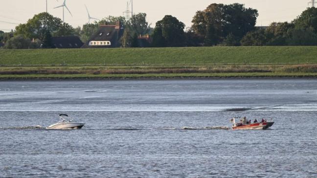 Feuerwehr holt Boot sicher in Ditzumer Hafen