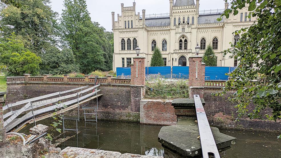 Der Bau einer neuen Hauptbrücke über den Schlossgraben soll bis zum Ende dieses Jahres abgeschlossen sein.  © Foto: Szyska
