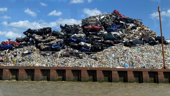 Umschlag sinkt im Hafen Leer