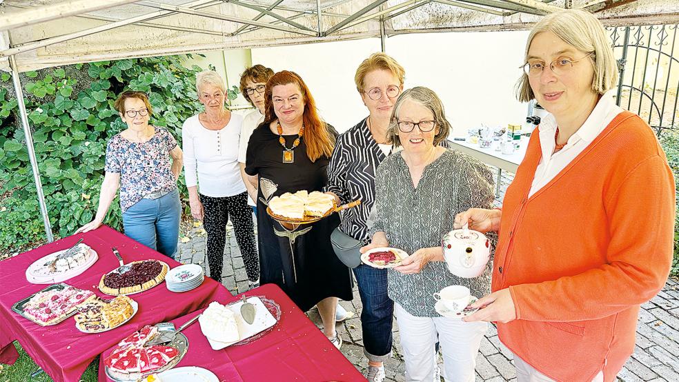 Das berühmte Kuchen- und Tortenbuffet, wie die Musik gespendet vom »Förderkreis Organeum in Weener«, steht jedes Jahr im Mittelpunkt des Gartenfestes im Park des Organeums. © Foto: Kuper