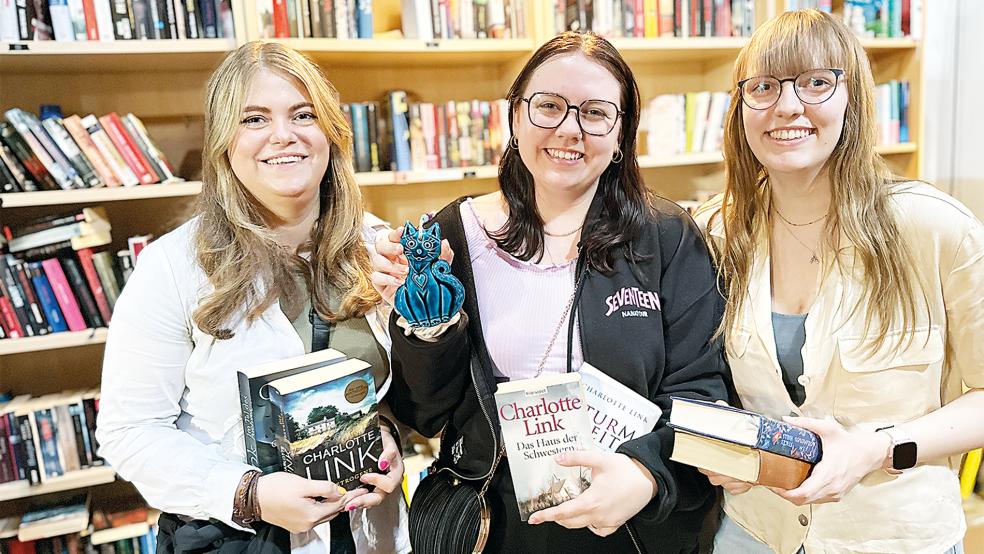 Aus den mehr als 1000 Exemplaren in »Wilms Bücherscheune« kauften (von links) Lena Lippold, Julia Remmers und Anne Frey für kleines Geld jeweils zwei Bücher.  © Foto: Kuper