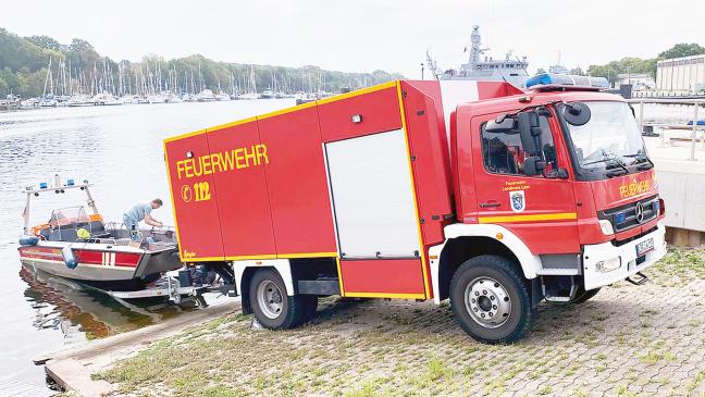 Feuerwehr macht Wassertraining an der Ostsee
