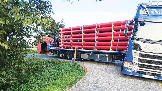 Große Laster auf kleinen Straßen