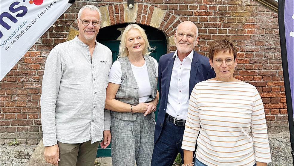 Mit dem VHS-Banner an ihrer Seite im Innenhof der Haneburg, dem Sitz der Volkshochschule in Leer: Von links Stephan Kühl, Doris Ulfers-Brandt, Hermann Koenen und Sabine Kasimir.  © Foto: Volkshochschule/Juliane Blech