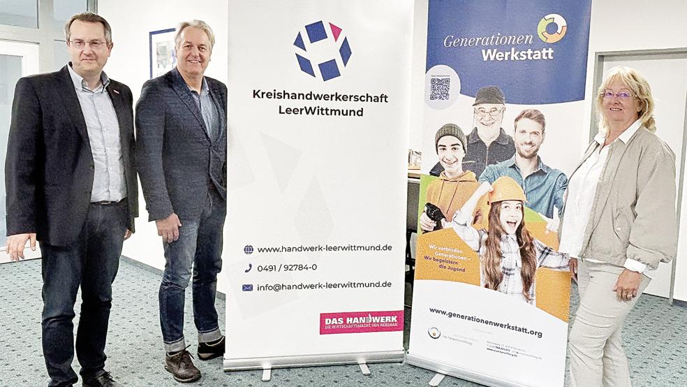 Thomas Dreesmann, Geschäftsführer der Kreishandwerkerschaft LeerWittmund, Kreishandwerksmeister Heiner Heijen aus Holthusen und Petra Heik (Generationenwerkstatt).  © Foto: privat
