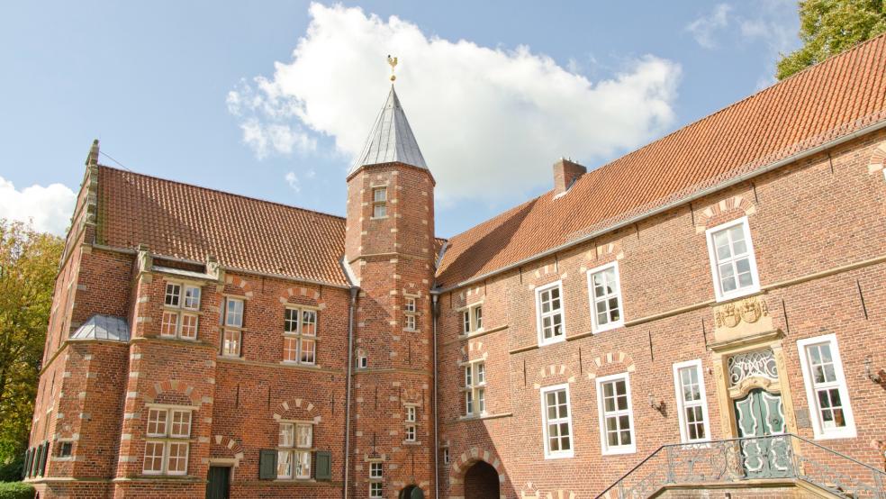 Die Volkshochschule, hier ihr Sitz in Leer, die Haneburg, verhandelt momentan mit dem Landkreis Leer über eine Erhöhung der jährlichen Zuschüsse.  © Foto: Archiv
