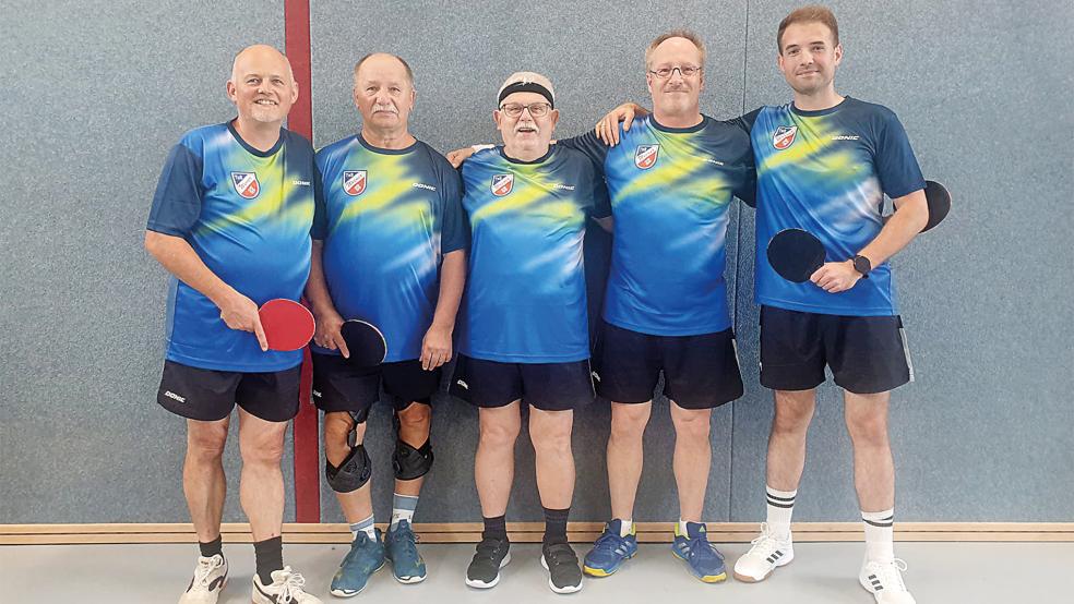 Der TuS Weener mit Uwe Maas (von links), Michael Lucas, Jürgen Hilk, Karsten Krumkamp und Ingo Hilbrands siegte im ersten Spiel in der 5. Kreisklasse mit 9:1 gegen Neermoor IV.  © Foto: privat