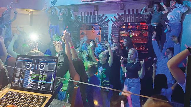 Disco für 300 Kinder in der Pyramide