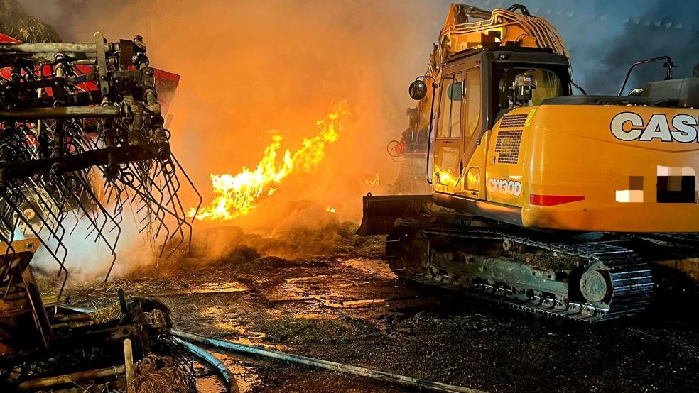 Zum Einsatz kam auch ein Kettenbagger eines Lohnunternehmens. © Foto: Feuerwehr