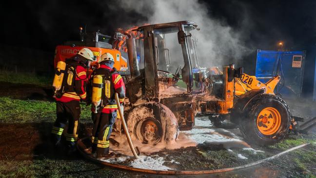Radlader in Brand gesteckt