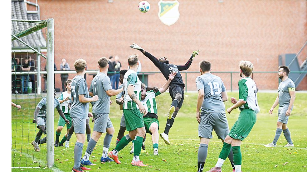 In Folge dieses Eckballs erzielte Marc Engels (nicht im Bild) das 1:0 für Stapelmoor.  © Foto: Born