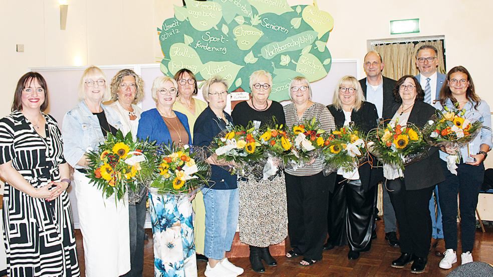 Laudatorin Anne Miksiunas (links), Bundes Bürgermeister Uwe Sap und Laudator Werner Hoffmann (hinten von rechts) zeichneten bei der Ehrenamtsgala Helma Timmer (von links), Gertrud Vry, Marion Schoormann, Anne Wessels, Elke Klinkenborg, Johanna Bollmann, Janna Striek, Daniela Drees, Andrea Pastoor und Feemke Kruse für ihren Einsatz für das Gemeinwohl aus. Es fehlen Ingfried Battermann und Georg Huisinga.  © Foto: Berents