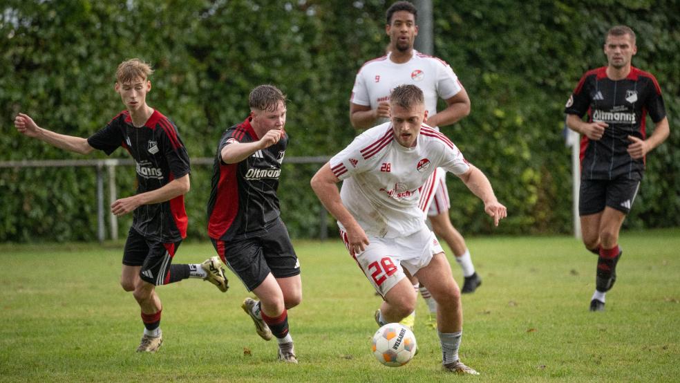 Jonas Koenen (am Ball) brachte Ems-Dollart in Führung. © Bruins