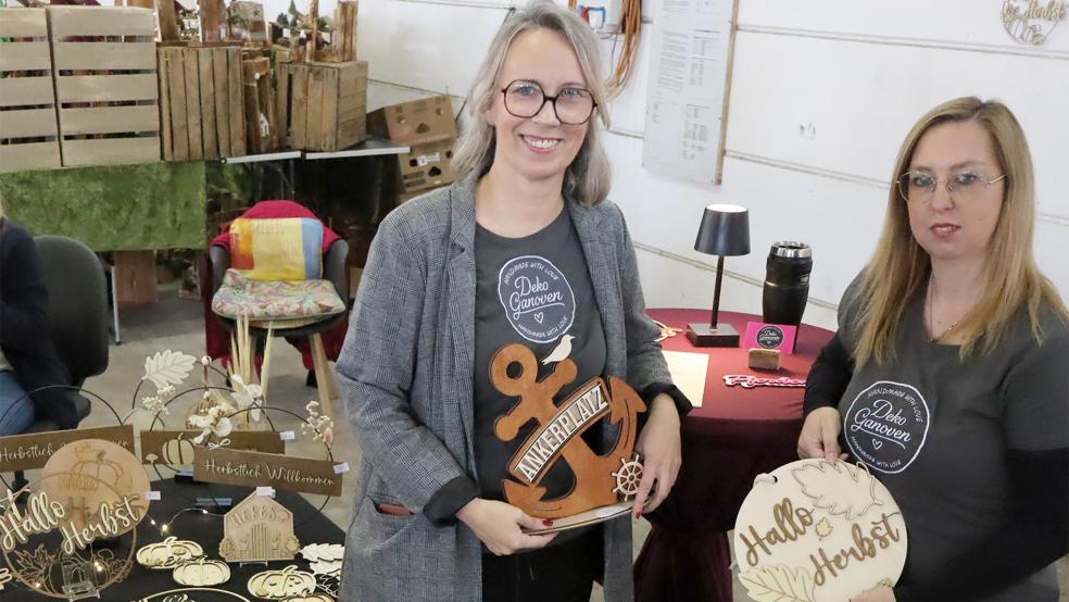 Die »Deko Ganoven«, Inga Tunnat und Maria Kaszub, präsentierten auf dem Hobby- und Kreativmarkt in der Landsburghalle individuelle Dekorationsartikel und Schilder.  © Fotos: Ammermann