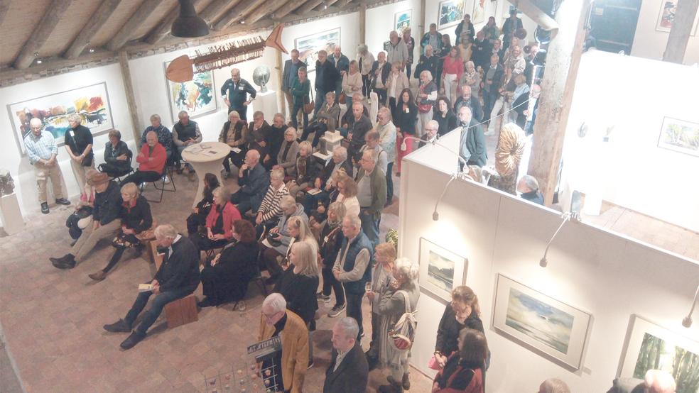 Gespanntes Warten auf die Eröffnung: Rund 150 Gäste sorgten für ein volles Haus in der Kunstscheune in Jemgumgaste.  © Fotos: Janssen
