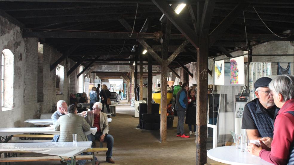 Das alte Bahnhofsgebäude wurde von den Besuchern ausgiebig in Augenschein genommen.  © Foto: Berents