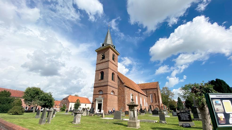 Himmelhoch: Die Sanierung des 1840 gebauten klassizistischen Westturms der reformierten Martinskirche stand im Mittelpunkt des Denkmalstages in Bunde.  © Fotos: Kuper
