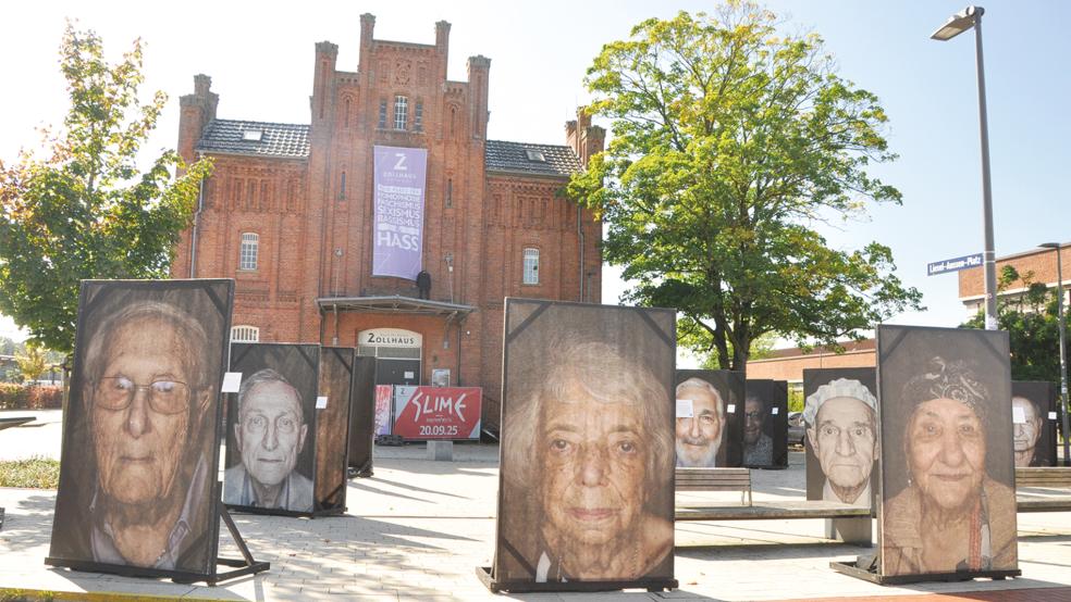 Die Ausstellung mit großformatigen Fotografien von Holocaust-Überlebenden war schon weltweit zu sehen, unter anderem vor den Vereinten Nationen in New York und am UNESCO-Hauptquartier in Paris sowie auf dem Neumarkt vor der Frauenkirche in Dresden (Foto). Am Wochenende wurde die Schau auf dem Liesel-Aussen-Platz vor dem Zollhaus in Leer aufgebaut.  © Foto: Wolters