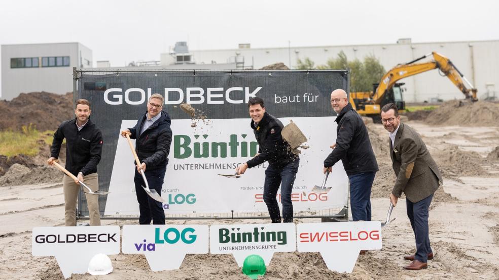 Im BIld von links Ole Gucanin (Vertriebsingenieur Goldbeck); Florian Potthoff (Geschäftsführender Gesellschafter viaLog); Helge-Christian Eilers (Geschäftsführer Bünting SCM/Logistik); Robert Meyer (Prokurist und Leiter des Bau- und Gebäudemanagements bei Bünting) und Sven Borghoff (Vice President Sales - Integrated Solutions EMEA Central). © Bünting