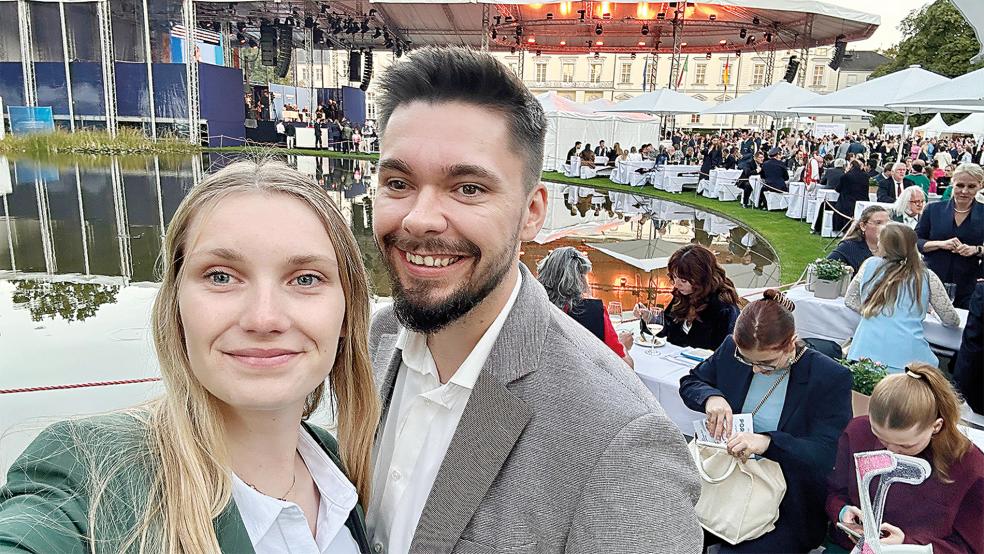 Ein Erinnerungsfoto vor eindrucksvoller Kulisse: Katja Hübner und ihr Ehemann Marek waren zu Gast beim Bürgerfest von Bundespräsident Frank-Walter Steinmeier in Berlin. © privat