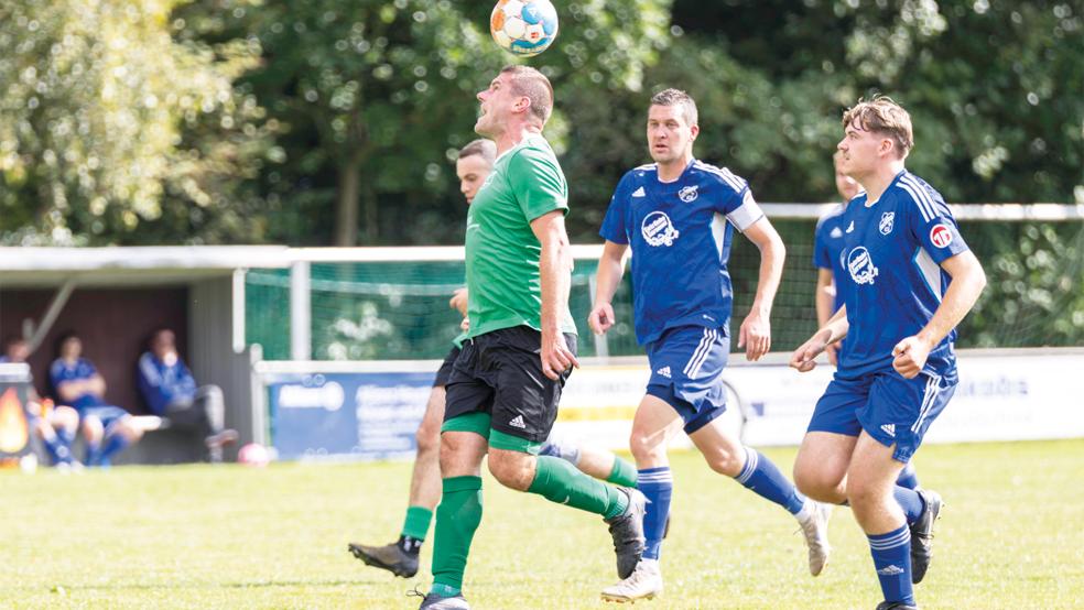 Tammo Schmidt (am Ball) und der SV Teutonia Stapelmoor II machten dem TuS Holthusen (blaue Trikots) nicht nur dieses Kopfball-Kunststückchen vor.  © Foto: Jungeblut