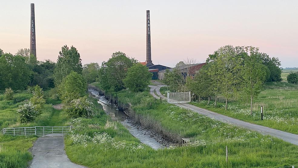 Die ehemalige Ziegelei Cramer (rechts). Wo die Halle zu sehen ist, soll das Biosphärenhaus entstehen. Links: Der Schornstein der früheren Ziegelei Leding.  © Foto: Hanken