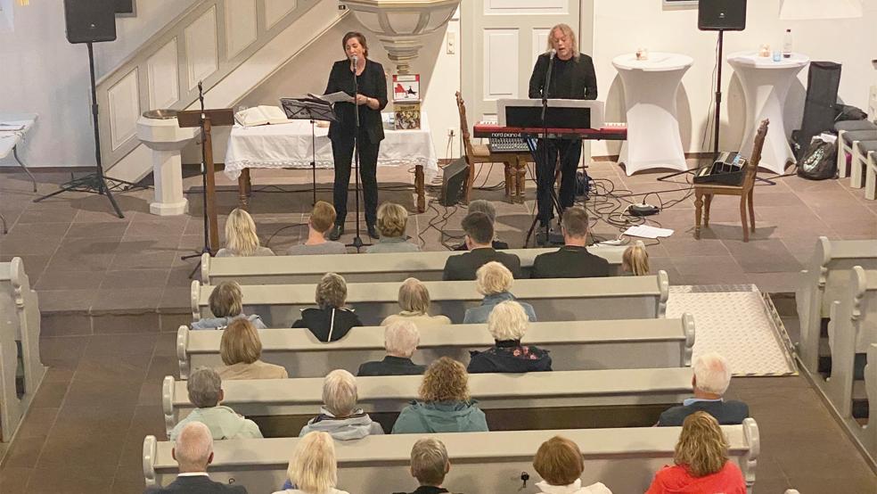 Sophia Lewin und Landeskirchenmusiker Hauke Scholten begleiteten die zweite Veranstaltung der Reihe »Licht der Vernunft« in der Kirche in Holthusen musikalisch.  © Foto: Kuper