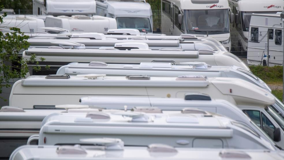 Auf einem Firmengelände in Papenburg wurden mindestens 18 Wohnmobile angegangen. © Symbolfoto: Sauer (dpa)