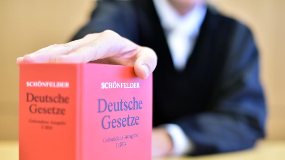 Ausschlaggebender für das Gericht und den Staatsanwalt war der Umstand, dass ohne Behandlung weitere Taten vom Beschuldigten zu erwarten sind. © Symbolfoto: Deck (dpa)