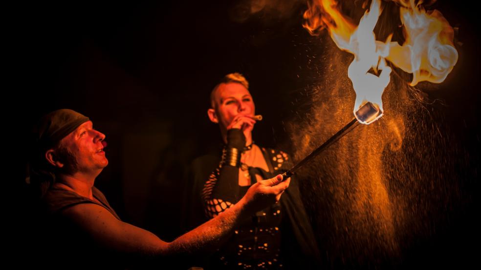 Die Feuershow auf dem Friesenmarkt im Stadtpark gehört zu den traditionellen Highlights des Michaelismarktes in Weener. © Foto: Penning (Archiv)