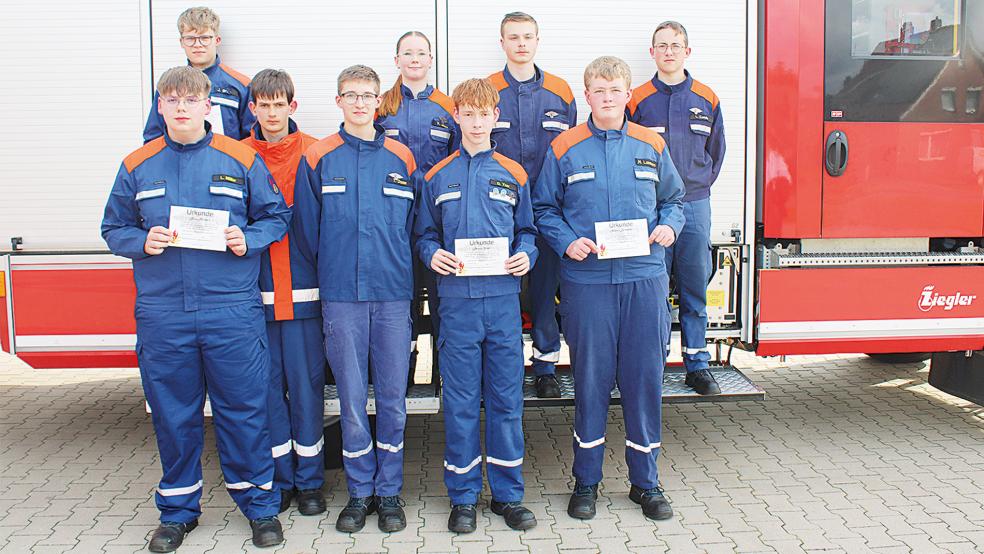 Jonas Bruns (von links), Luca Müller, Marten Siemens, Thilo Dams, Vanessa Jans, Dennis Yzer, Caylen Ulver, Merten Lammers, und Lasse Karels konnten sich in Lemwerder beweisen.  © Foto: Rand (Feuerwehr)