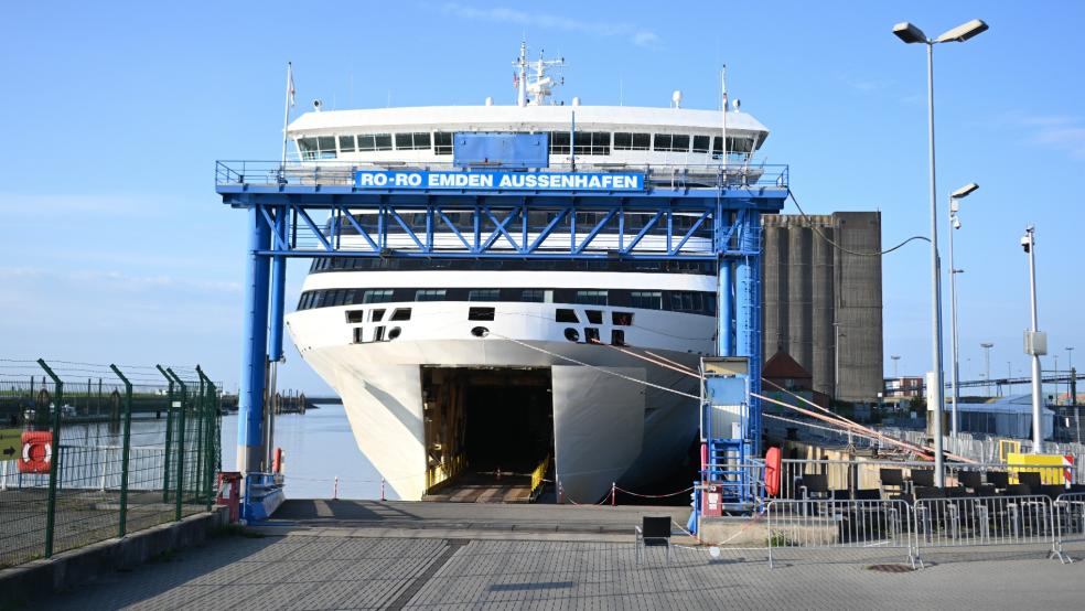 Aufgrund von Platzmangel in Eemshaven wich die Reederei Holland Norway Lines mit dem Fährschiff „MS Romantika“ zwischenzeitlich nach Emden aus. Dann wurde die Fährverbindung nach Norwegen komplett eingestellt. © Foto: Penning (dpa)