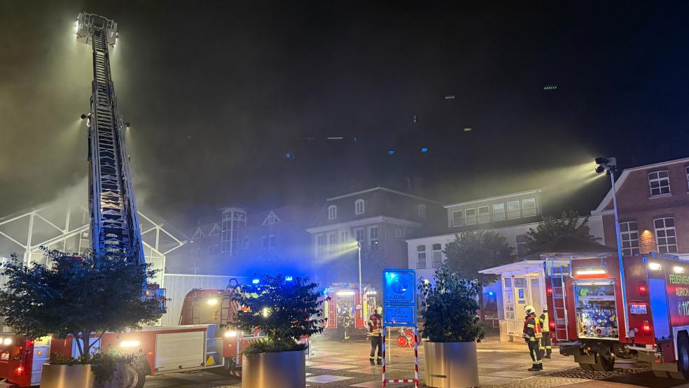 Über Stunden waren etwa 60 Feuerwehrleute bei der Bekämpfung des Feuers in der Auricher Innenstadt gefordert. © Feuerwehr