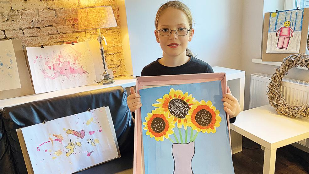Auch die junge Generation war vertreten: Die neunjährige Rosalie Wedel zeigte 2024 in ihrem kleinen Ditzumer Atelier diese Sonnenblumen und andere Aquarelle.  © Foto: Kuper