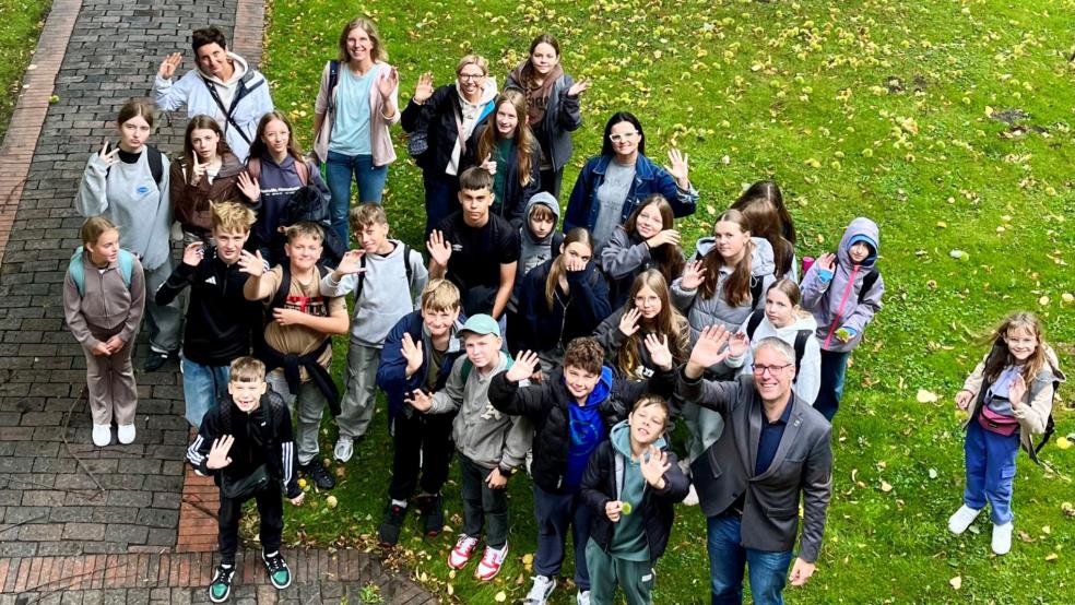 Im Anschluss an den Empfang im Rathaus versammelten sich alle Schülerinnen und Schüler für ein gemeinsames Foto. Vorne rechts Bürgermeister Heiko Abbas.  © Foto: Stadt Weener