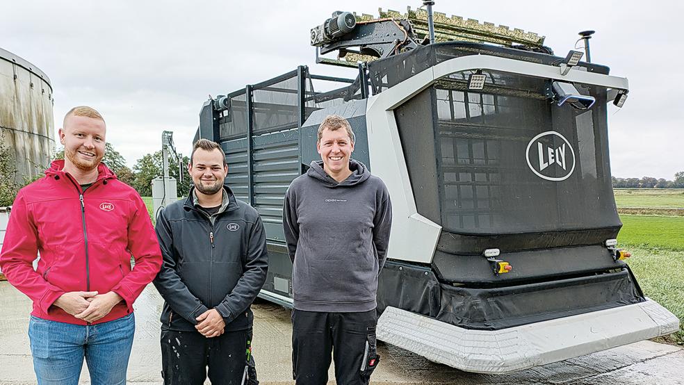 Sieben Meter lang, 2,80 Meter breit und 3,50 Meter hoch: Keno Elling und Noah Salzmann vom Agrarunternehmen Lely in Westerstede mit Landwirt Vinzenz Dickebohm aus Bingumgaste (von links) vor dem für Milchviehbetriebe entwickelten »Exos«.  © Foto: Szyska
