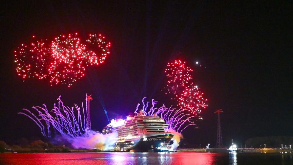 Die Ems-Passage des neuen Kreuzfahrtschiffes begann um Mitternacht mit einem großen Feuerwerk. © Foto: Bruins