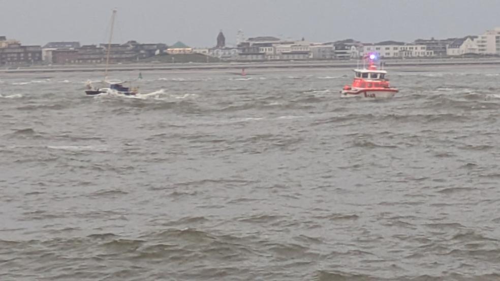 Mitten in der gefährlichen Brandungszone: Vor Norderney bringen die Seenotretter mit dem Seenotrettungsboot "Woltera" der DGzRS zwei Segler in letzter Minute in Sicherheit.  © Foto: Die Seenotretter – DGzRS