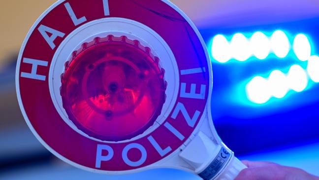 Mann schlägt Polizisten mit Faust ins Gesicht