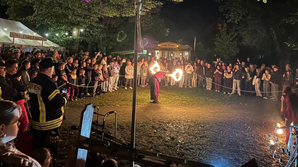 Die große Feuershow war Samstagabend der flammende Höhepunkt des mittelalterlichen Friesenmarktes im Stadtgarten. Das Spektakel lockte wieder zahlreiche Schaulustige an. © Foto: Kuper