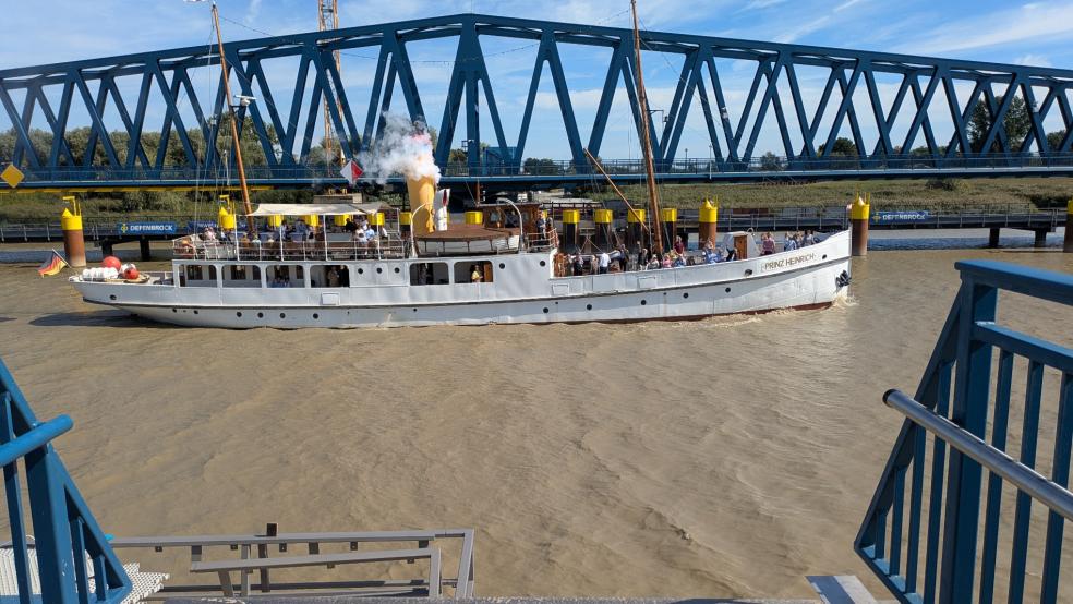 Auch das historische Dampfschiff "Prinz Heinrich" durchquerte bei seinen Emsrundfahrten die neue Friesenbrücke in Weener. Gestern ging die Ausflugssaison zu Ende. © Foto: Szyska