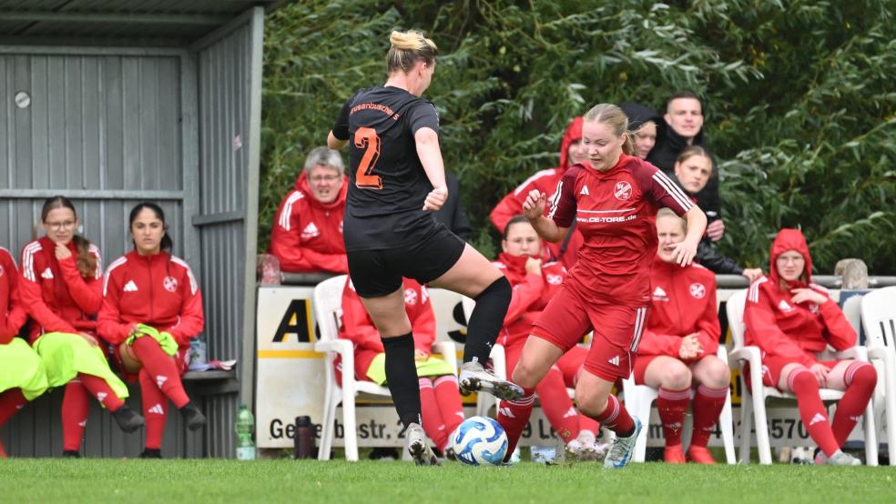 Beim 1:0 der Jemgumerinnen blieb Lena Kolbe (rotes Trikot, vorne) noch an der gegnerischen Torhüterin hängen, bevor Neele Geyken (nicht im Bild) entscheidend abstaubte. © Bruins