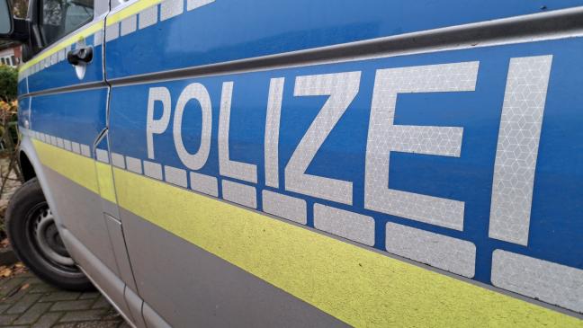 Sattelzug kommt von der Fahrbahn ab