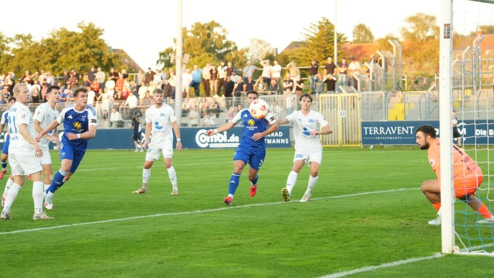 Felix Göttlicher (blaues Trikot, links) war Spieler des Spiels. Hier trifft er zum 1:0.  © Mennenga