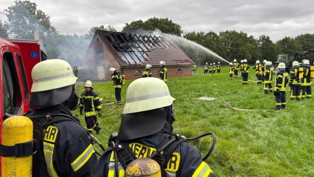 Feuer vernichtet komplette Scheune