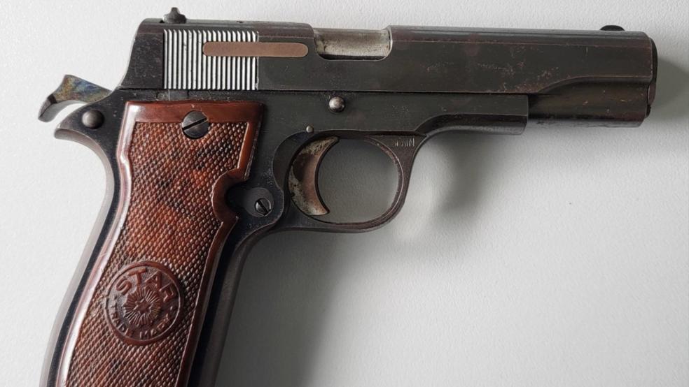Diese Schusswaffe hat die Polizei in Bunderneuland bei einem 24-Jährigen sichergestellt. © Bundespolizei