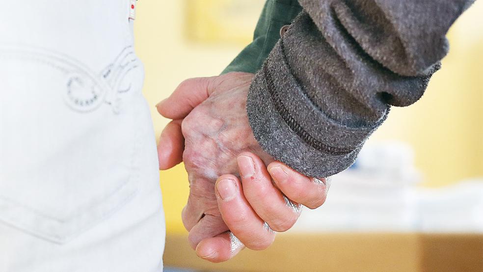 Hand in Hand im Umgang mit Demenz: In Holthusen trifft sich regelmäßig eine Selbsthilfegruppe für Angehöriger Demenzerkrankter.  © Foto: Hildenbrand/dpa