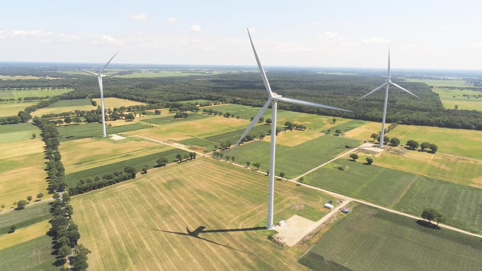 Ein Windkonverter des Typs E-138 des Auricher Herstellers Enercon soll am Dwarstief in Weener aufgestellt werden. Unser Foto zeigt drei dieser Anlagen in Staphorst in den Niederlanden.  © Foto: Enercon