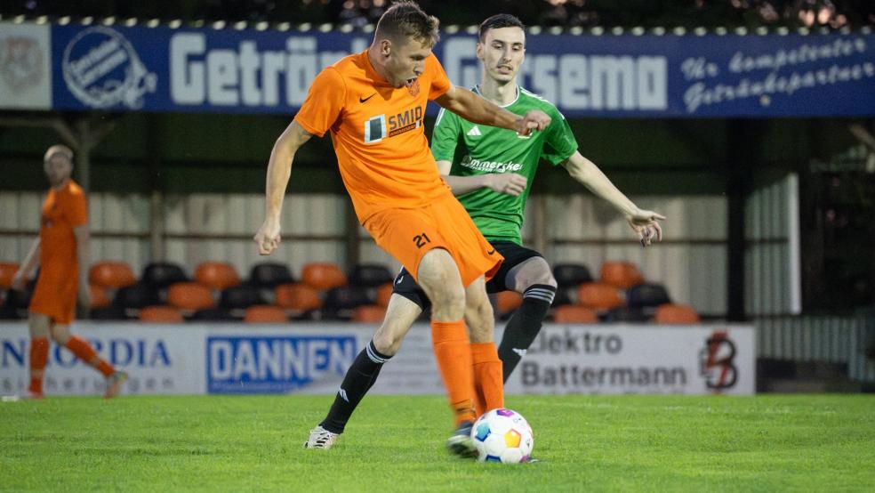 Ihno Frieling (am Ball) konnte gegen den BSV Bingum um Stürmer Joel Harms das 2:0 erzielen. © Bruins